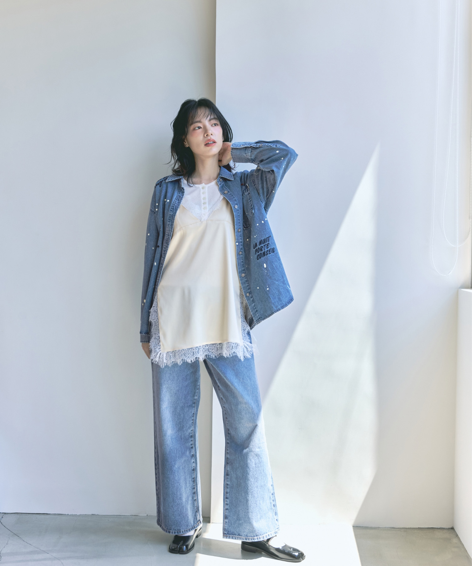 蕾絲背心與牛仔服裝的全身穿搭