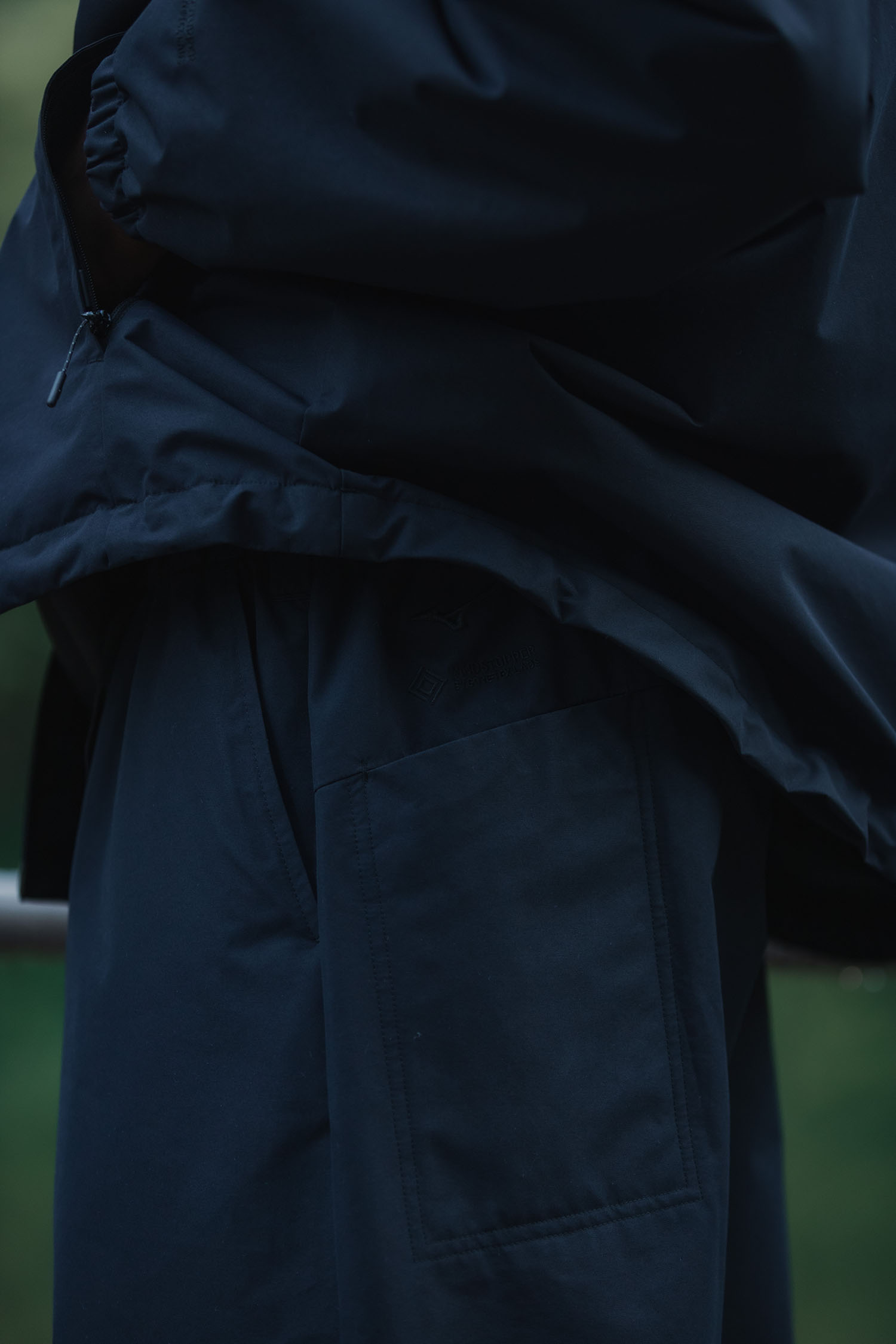 別注 GORE-TEX WINDSTOPPER 運動風長褲穿搭照 2